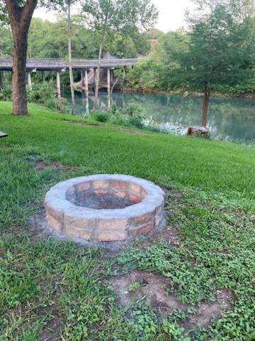Horseshoe Riverside Lodge Canyon Lake Exterior photo