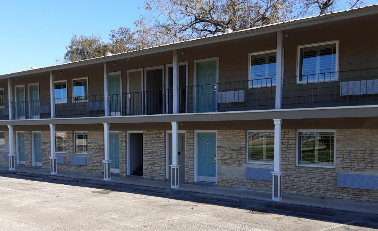 Horseshoe Riverside Lodge Canyon Lake Exterior photo