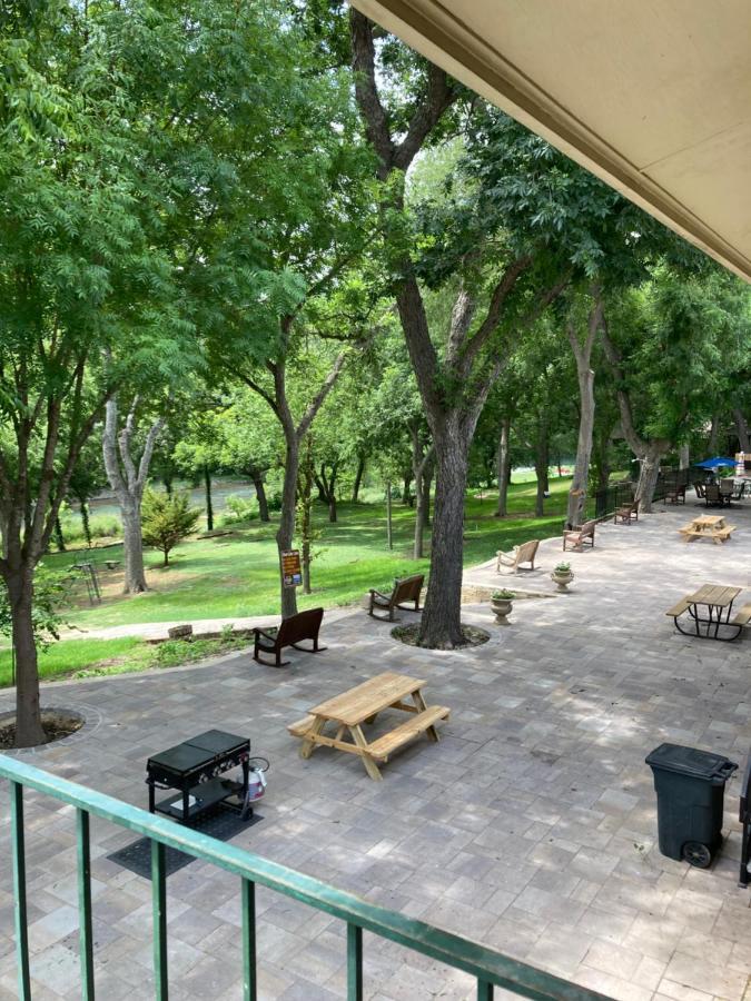 Horseshoe Riverside Lodge Canyon Lake Exterior photo